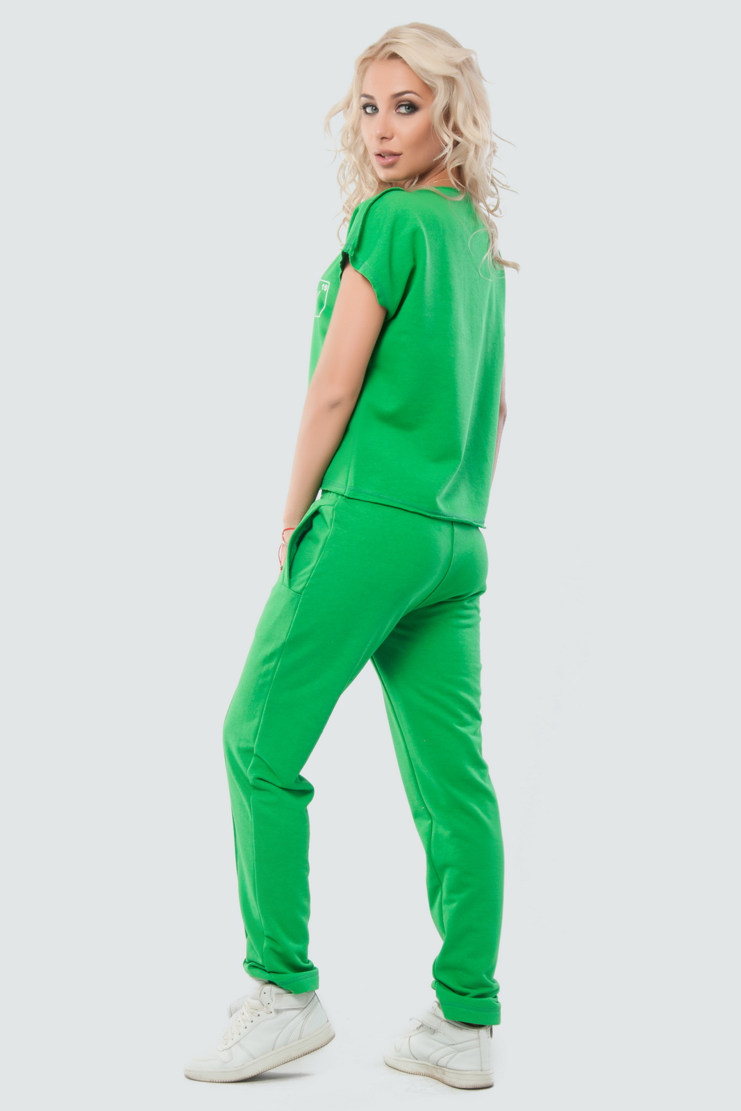 Зеленый спортивный костюм